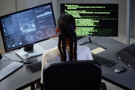 pentest rightsec blog mulher desenvolvedora realizando testes