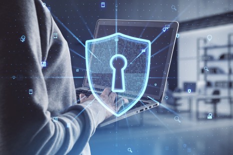 segurança de endpoint rightsec brasil blog computador ao fundo com ícone digital de fechadura